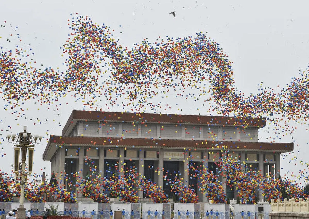 据报道，为避免环境污染问题，此次庆祝活动所使用的气球100%可降解。（新华社）
