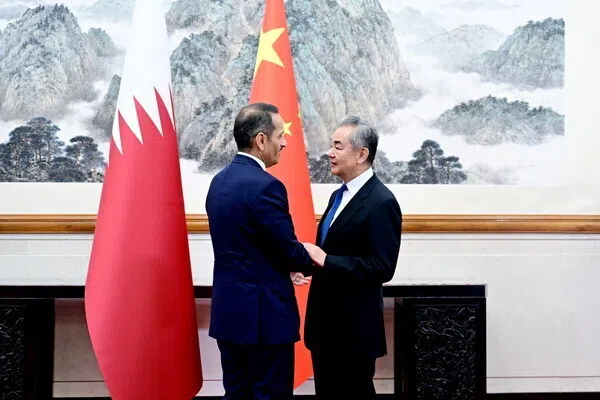王毅谈中东局势：枪炮施压不是出路 对话谈判才是正途