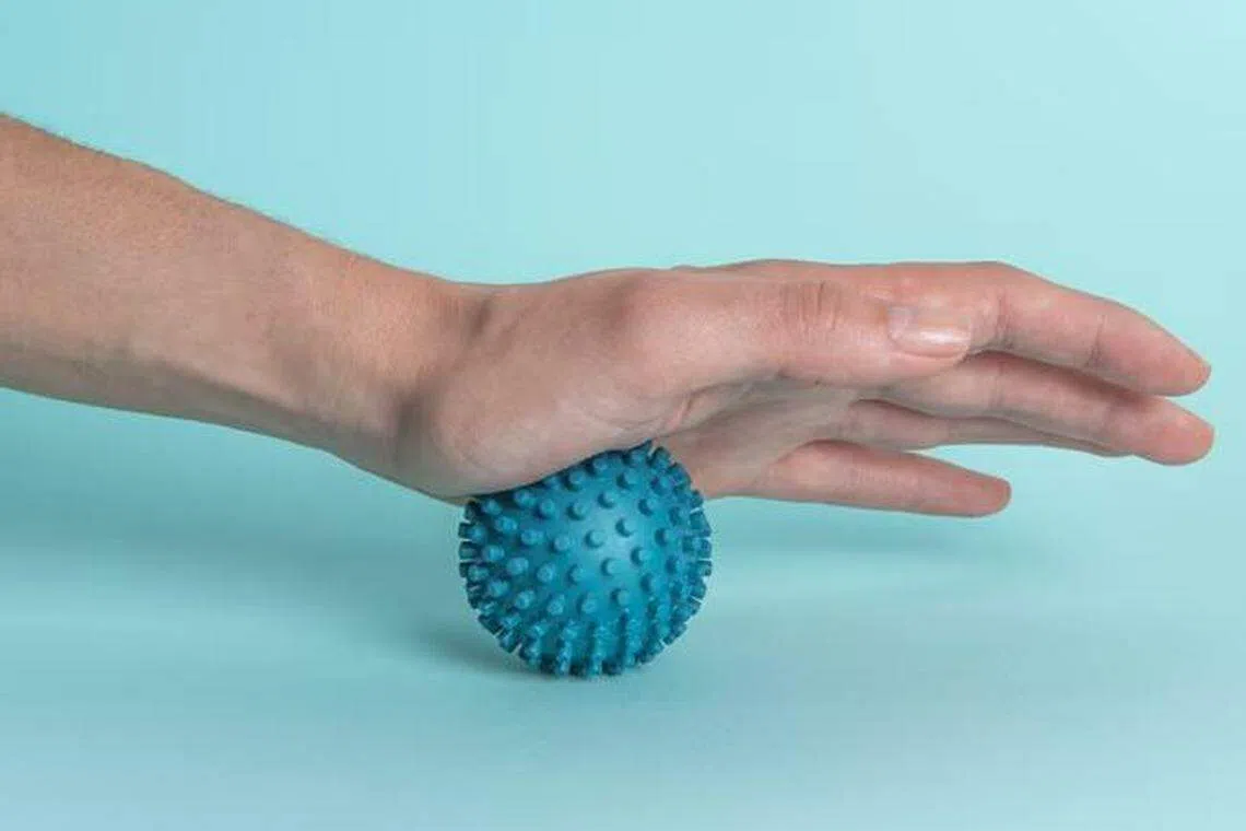 穴位按摩球锻炼手指灵活性，舒筋活血。（商家提供）