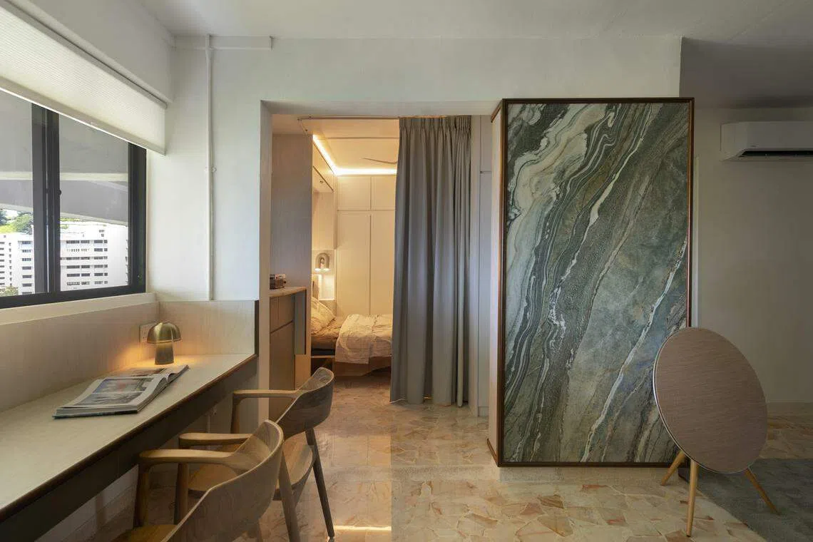 客房设有壁床，平时没有客人到访，可将壁床收起，将客房变成为书房。（Metre Architects）