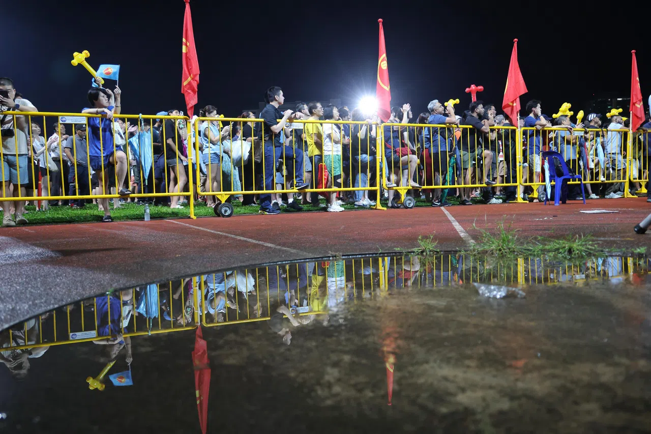 工人党4月29日在勿洛体育场的群众大会场子，刚下完一场雨后积水处处，虽给在场的民众带来不便，体育场聚光灯照应下的积水中的倒影却是相映成趣。（唐家鸿摄）