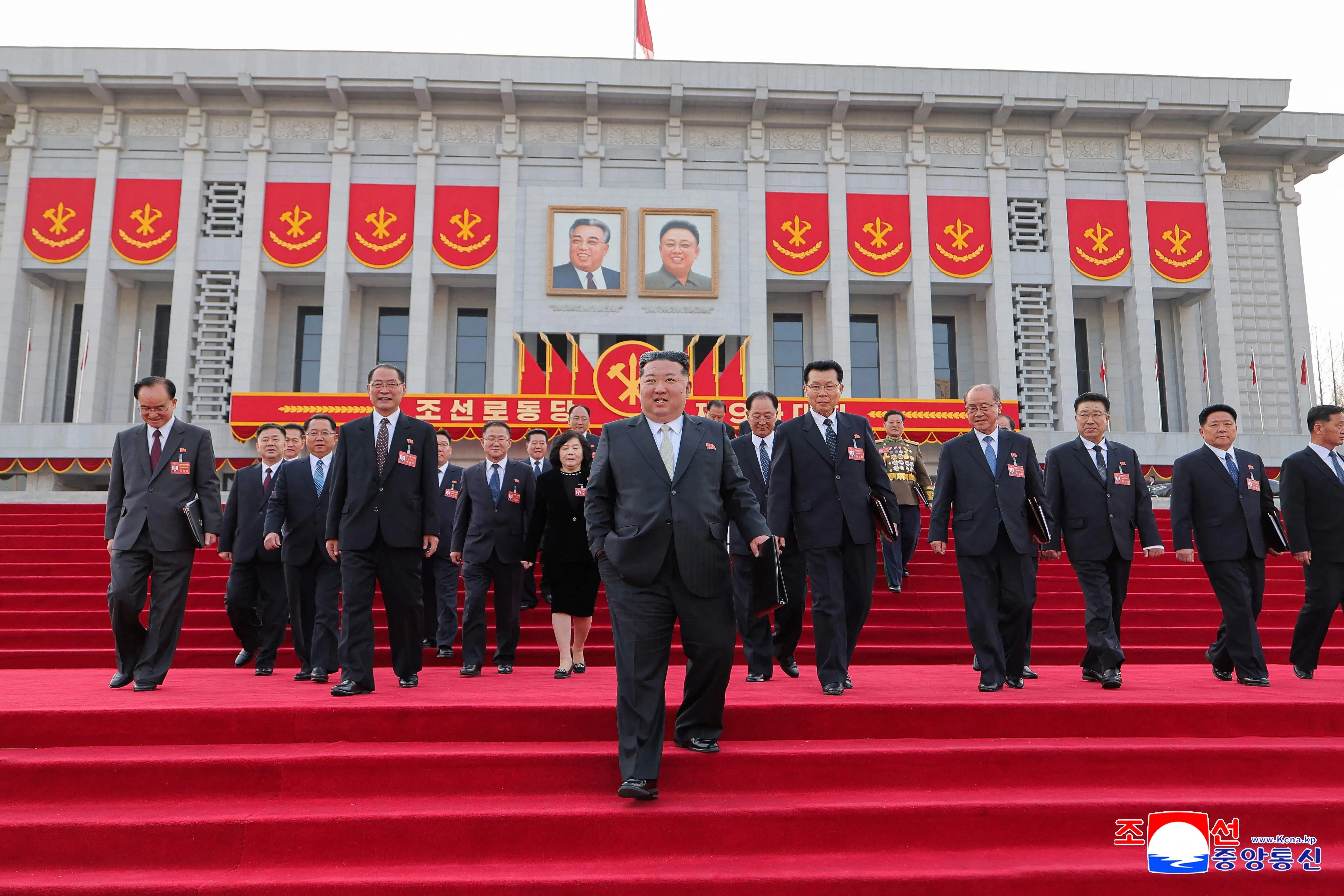 朝鲜中央通讯社于2月26日发布照片显示，金正恩（中）和其他党政官员离开朝鲜劳动党第九次代表大会会场。（法新社）
