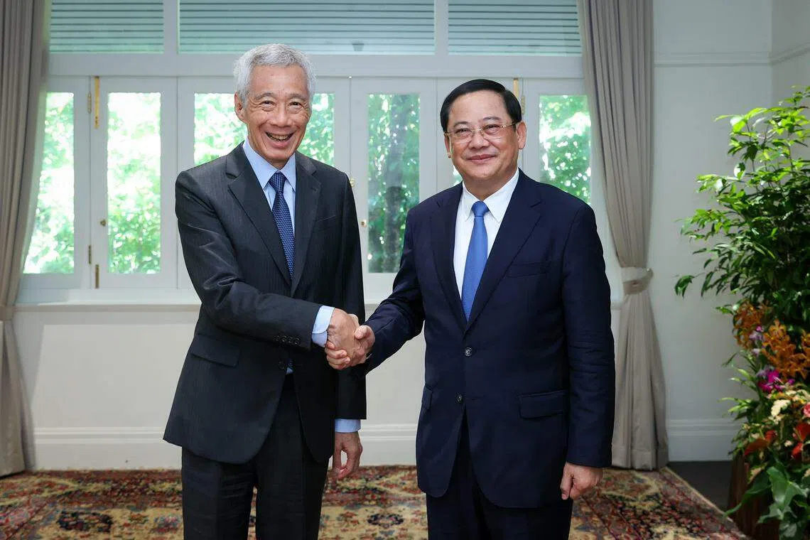 宋赛（右）于2022年年底就任老挝总理，国务资政李显龙（左）曾在过去的亚细安峰会上与他见面。两人今年3月也到澳大利亚墨尔本出席亚细安—澳洲特别峰会。（数码发展及新闻部提供）