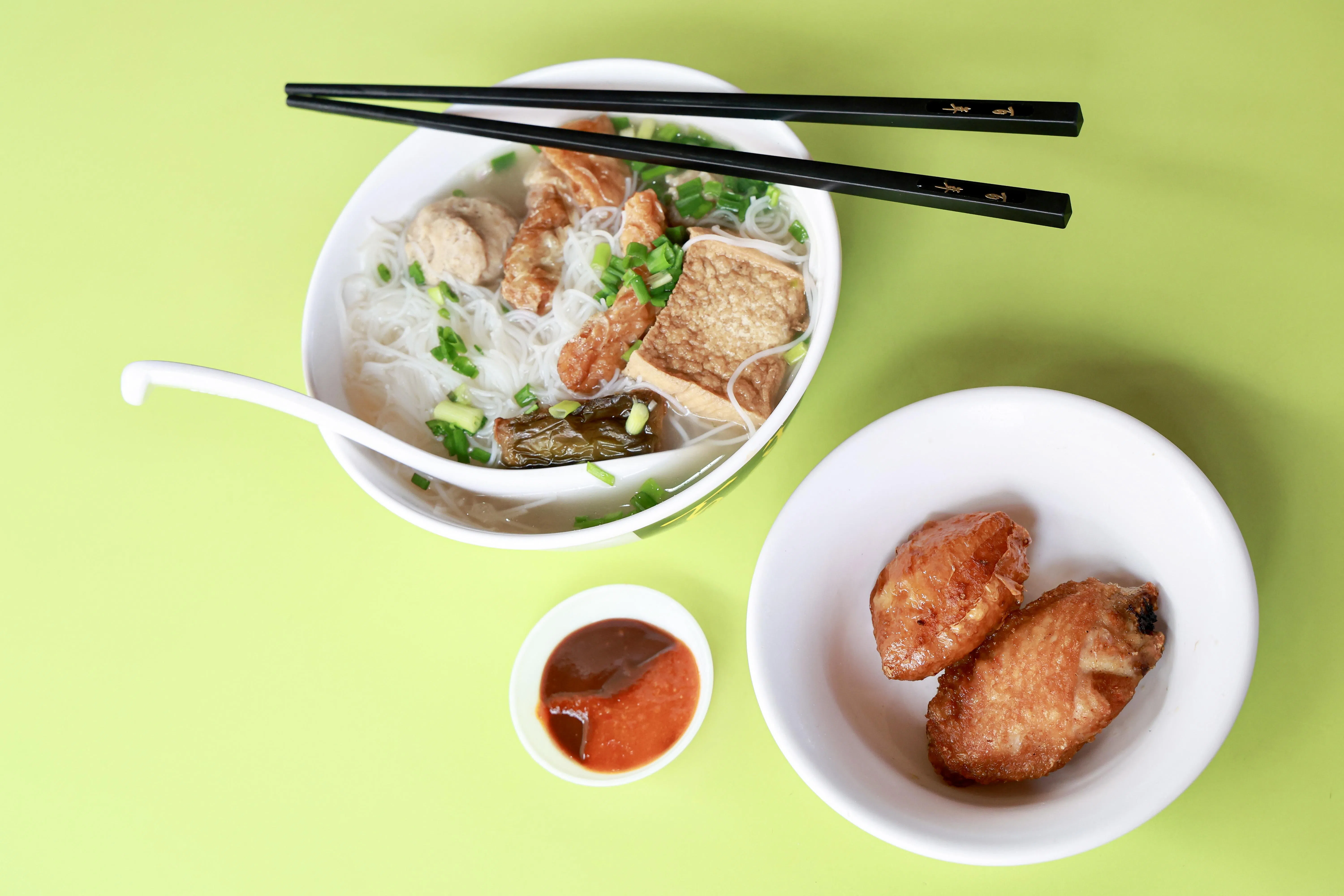 百年酿豆腐汤底清甜，酿件咸香弹牙；套餐中的炸鸡中翅和虾枣是现点现炸。（特约摄影陈来福摄）