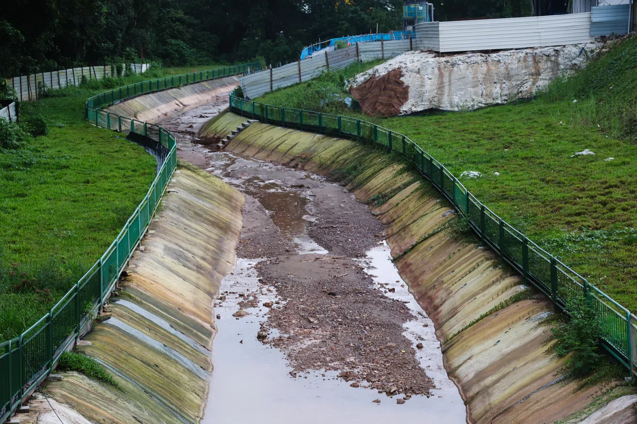 《联合早报》星期六（1月13日）到现场察看情况时，仍看见工地对面的排水沟中有沉积的沙土未清除。这将影响沟渠排放雨水的效率，可能导致淹水事件发生。（蔡家增摄）