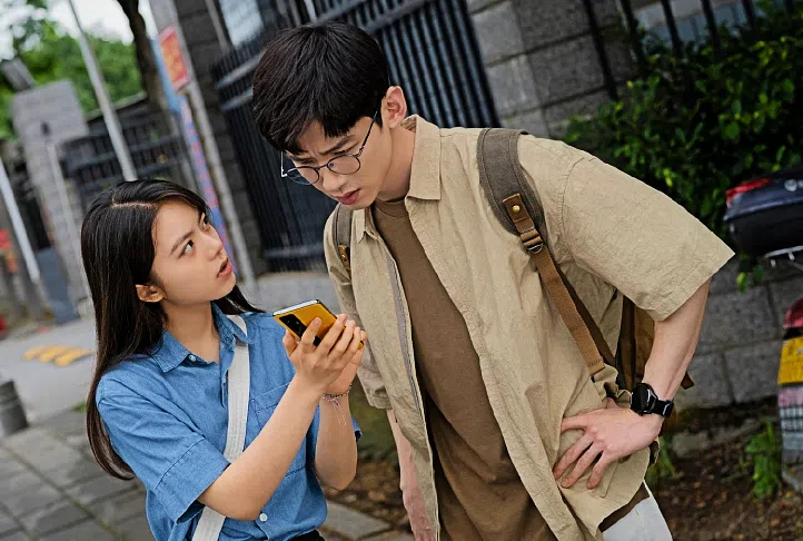 白敬亭（右）和赵今麦在悬疑剧《开端》遭遇公共巴士爆炸的交通事故后“死而复生”。（互联网）