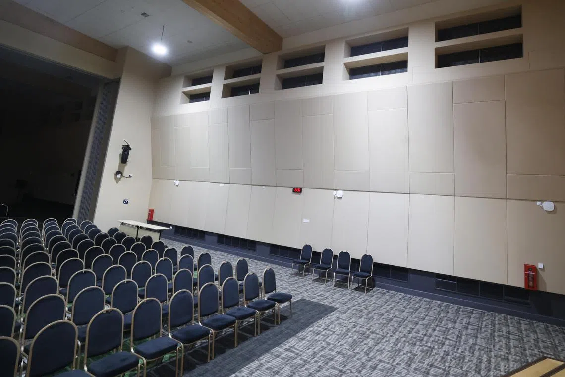 同样采用被动置换冷却方案的建设局专科学院布莱德校区D大楼礼堂，冷却盘管装在礼堂左右两边的墙里面。热空气从上方的风口进入，冷空气从底部的风口吹出。（蔡家增摄）