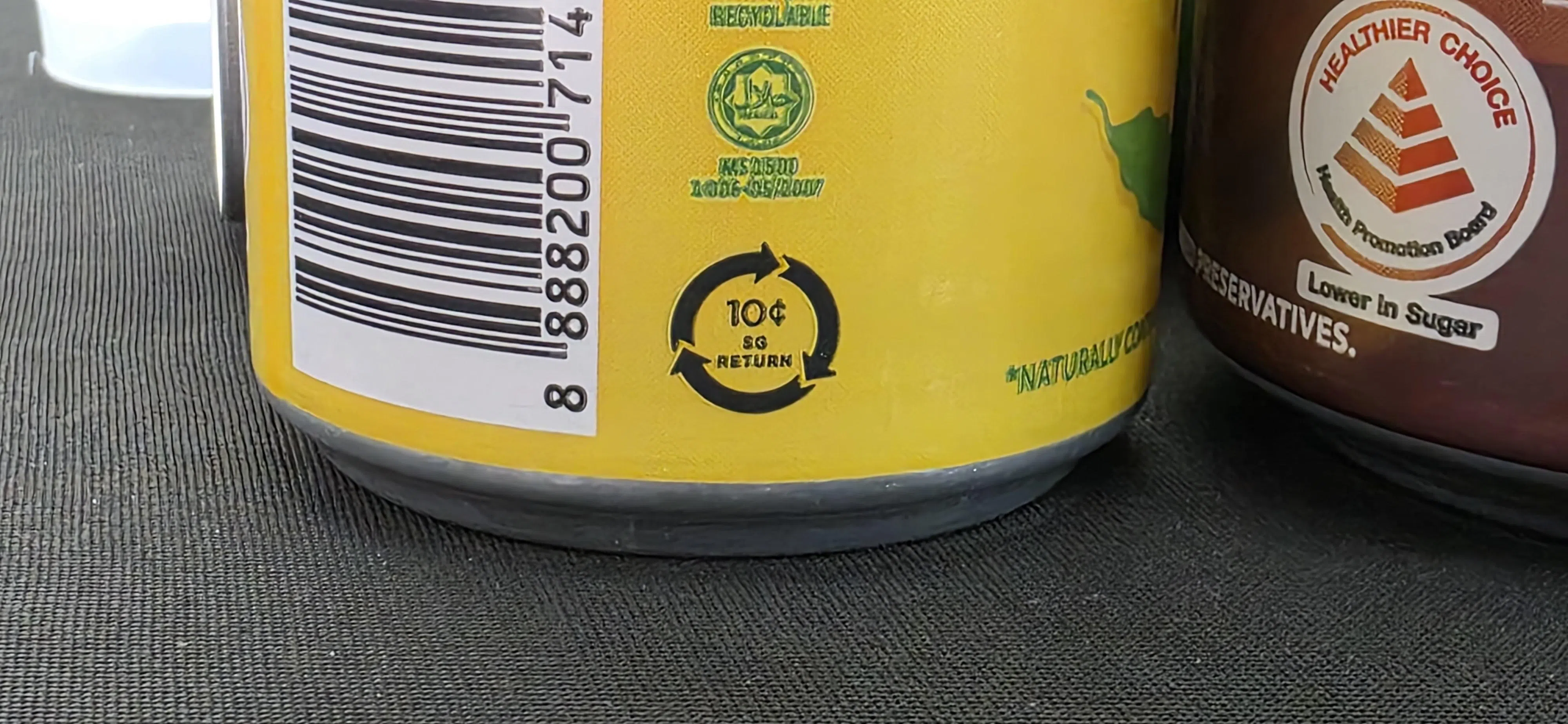 在饮料瓶罐退费制下，塑料瓶和铝罐上会印有1角押金的标签，只有这类瓶罐才能回收取回押金。（梁麒麟摄）