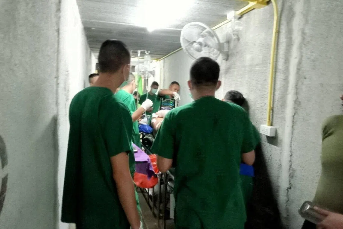 泰国边境帕侬东拉克县的医院星期三（12月10日）遭到袭击，病人和医务人员紧急疏散。（路透社）