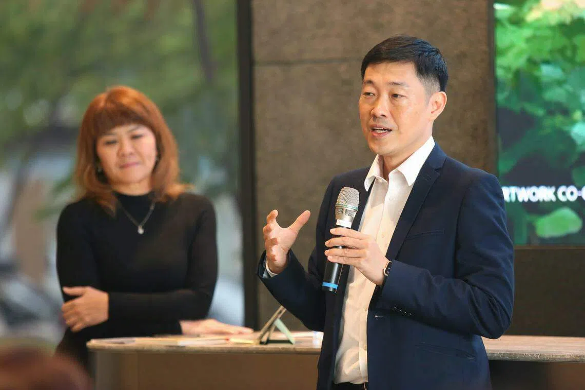 国浩房地产集团首席执行官郑馨尧（右）指出，悦府伦庭的客户群并不只是附近的组屋提升者或想要“大屋换小屋”的有地私宅屋主，还包括远至东海岸区的潜在买家。（李姿仪摄）