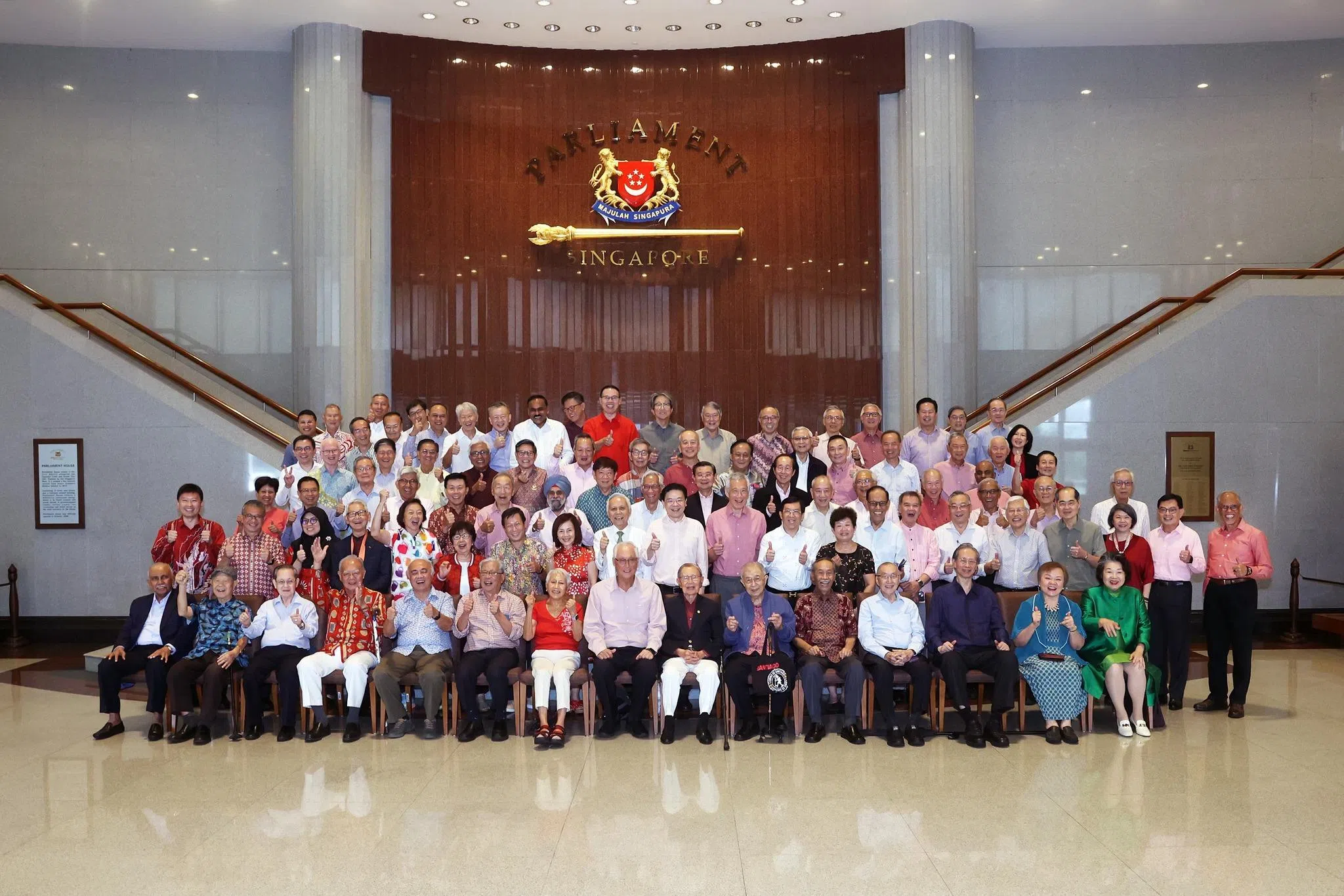 黄循财总理说，农历新年是团聚的日子，他很高兴能接待众多退休的人民行动党议员，共享午餐和捞鱼生。（取自黄循财总理脸书）