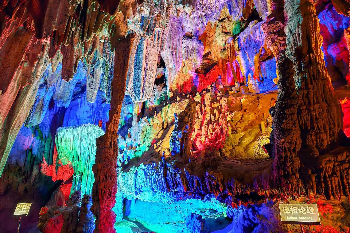 如梦似幻的银子岩，钟乳石形态各异，犹如大自然的雕塑。（客桑摄）