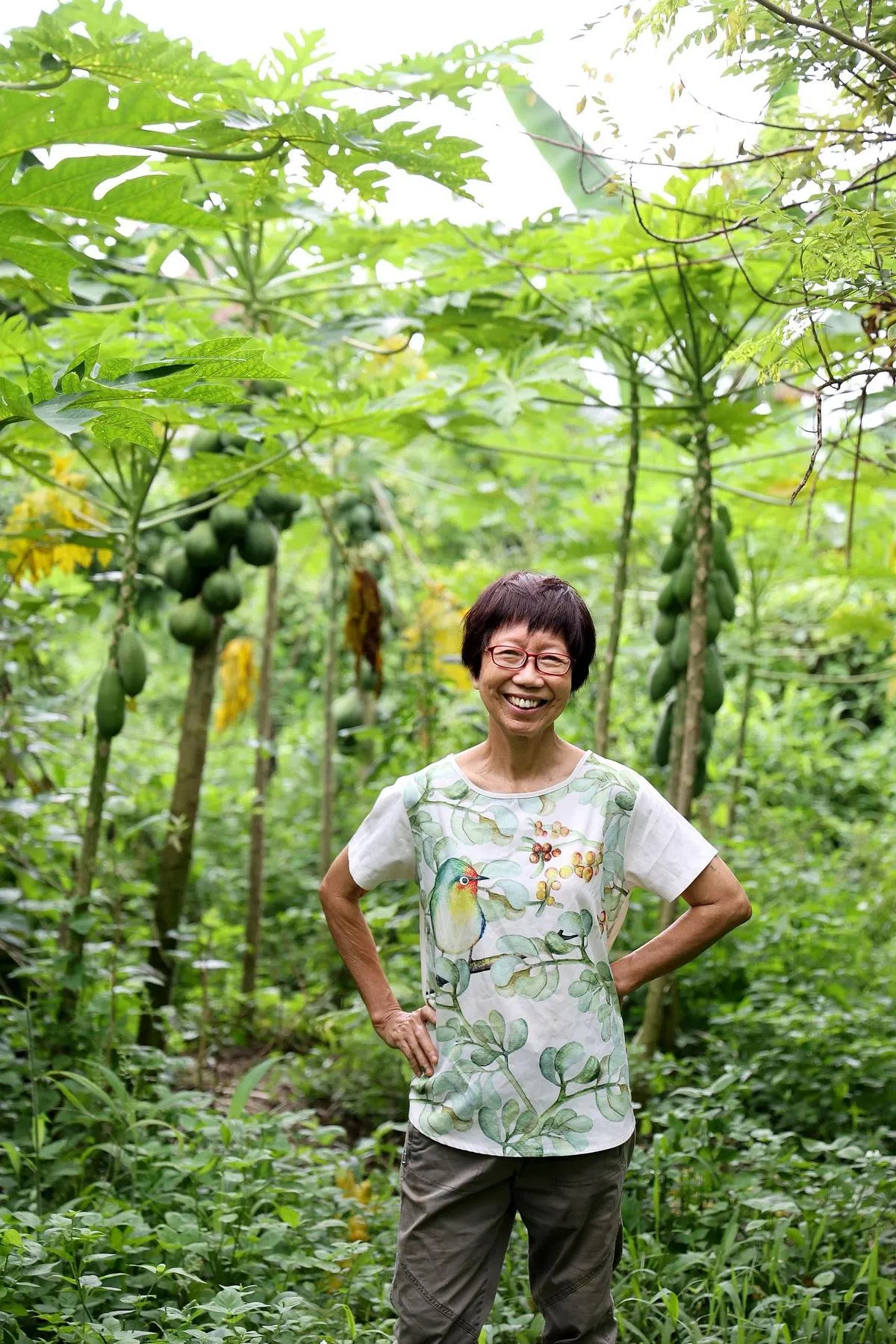 绿圈生态菜园创办人翁丽珠从1999年开始亲手开垦，与丈夫一起打造面积约2.2公顷的“食物森林”。（龙国雄摄）