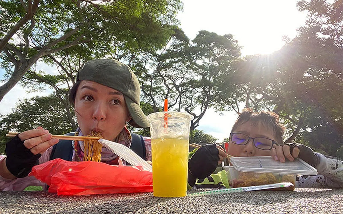 环岛时间长,智宣(右)和妈妈会小休片刻,吃点东西补充体力才继续上路。