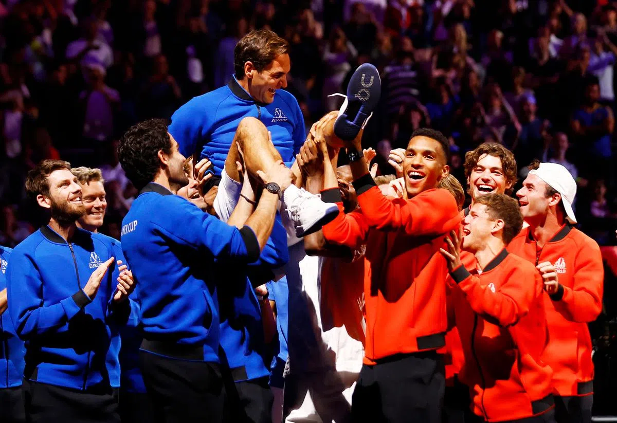 在这个时刻，欧洲队和世界队不是对手，他们一同在场上庆祝费德雷尔的退役时刻。（路透社）