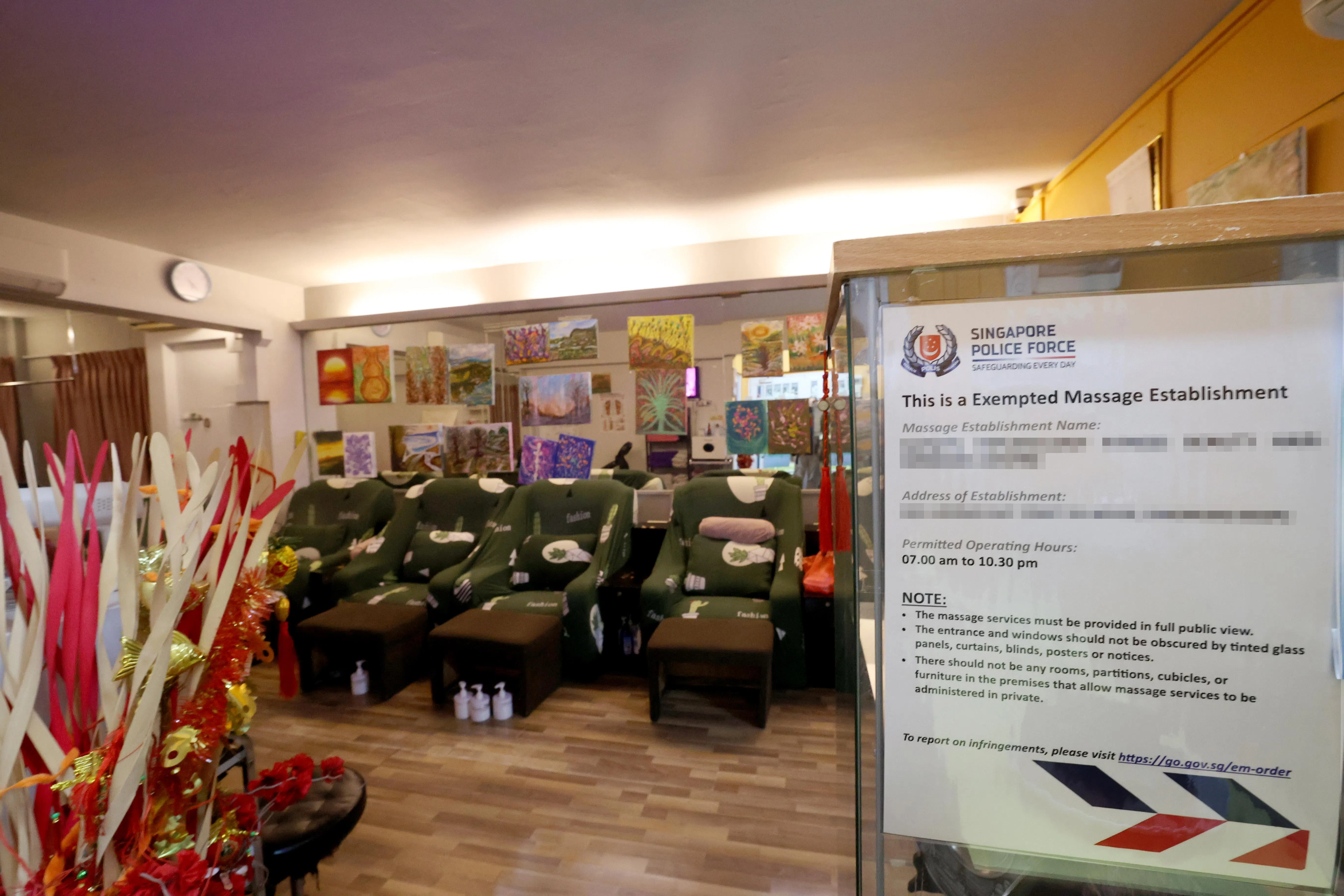从2026年下半年起，所有类型的按摩院都必须申请执照，包括原先无须申请执照的开放式按摩院，并在店内张贴警方发出的告示。（邝启聪摄）