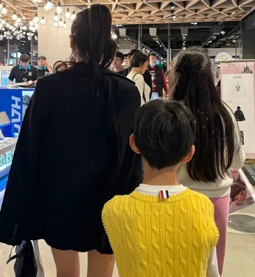 汪小菲也晒出马尾女带子女逛街的背影短片。（互联网）