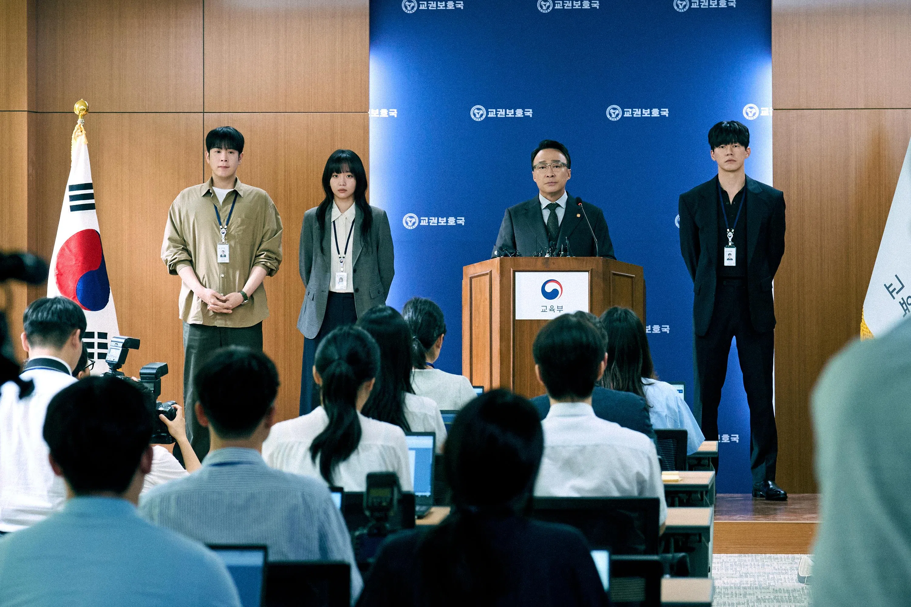 《铁拳教育》由表志勋（左起）、秦基周、李星民和金武烈主演。（Netflix提供）