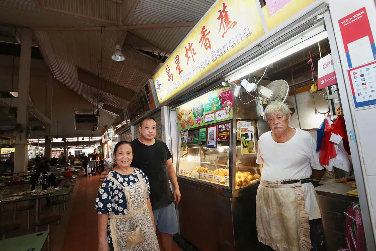  李瑞英（左起）、陈振铭和陈富枝一家三口经营的炸香蕉摊，为老饕熟知。（档案照） 