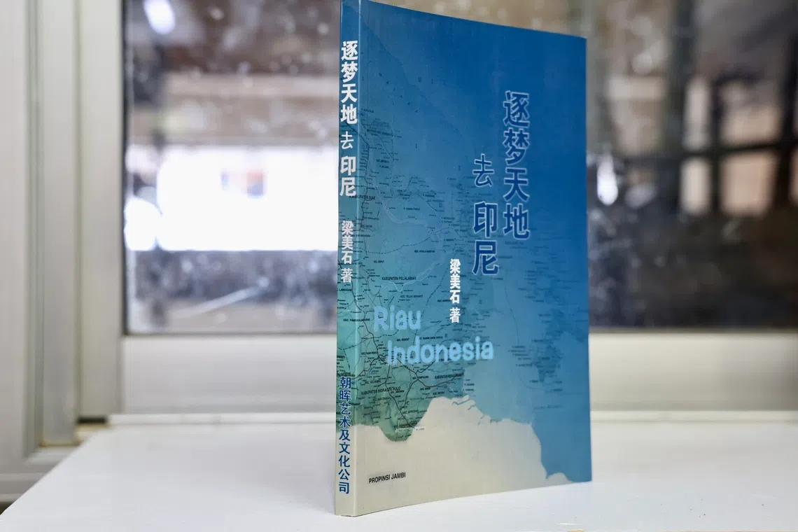 梁美石喜欢写作，《逐梦天地去印尼》记录了自己到印尼闯荡的经历。（受访者提供）