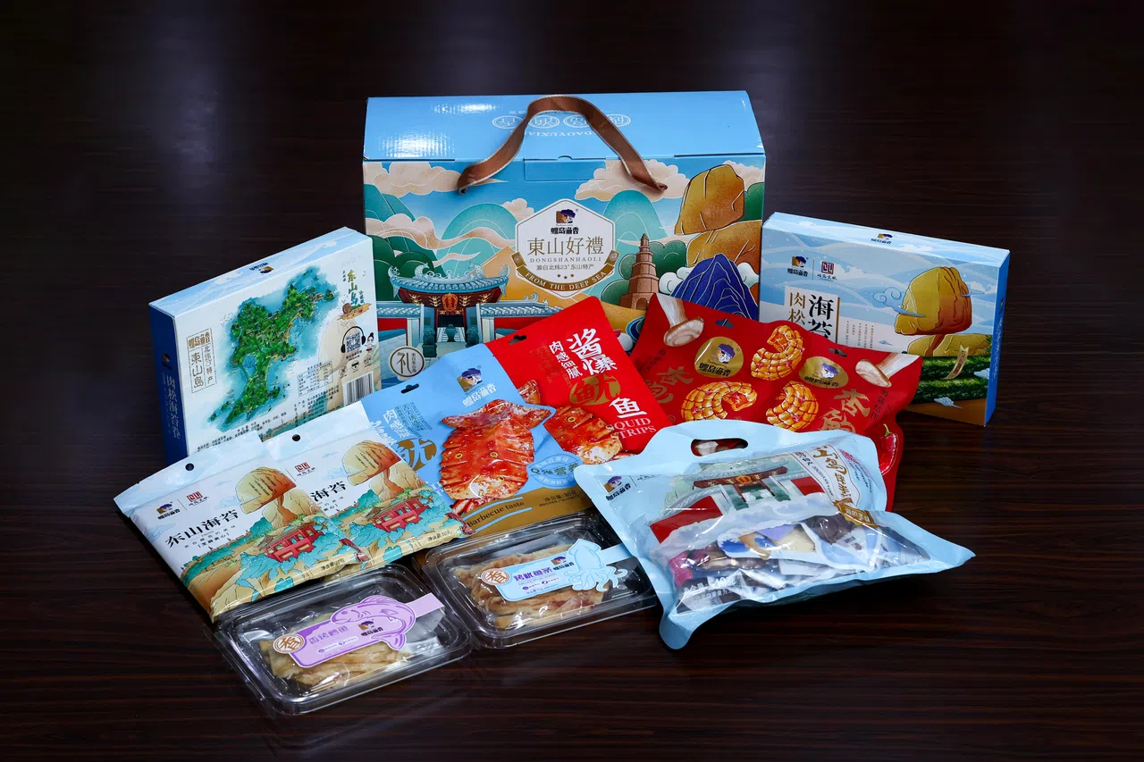义卖嘉年华除售卖现煮东山小吃，也售卖当地海味特产礼盒，让民众一尝浓厚东山乡情。（龙国雄摄）