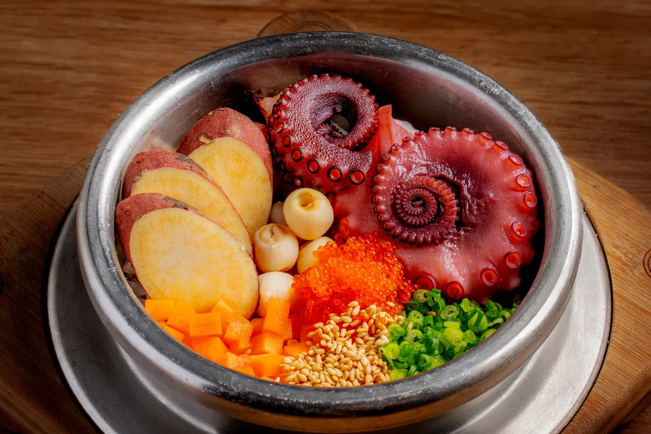 冬季限时的章鱼sotbap，搭配明太子和飞鱼卵。（餐馆提供）