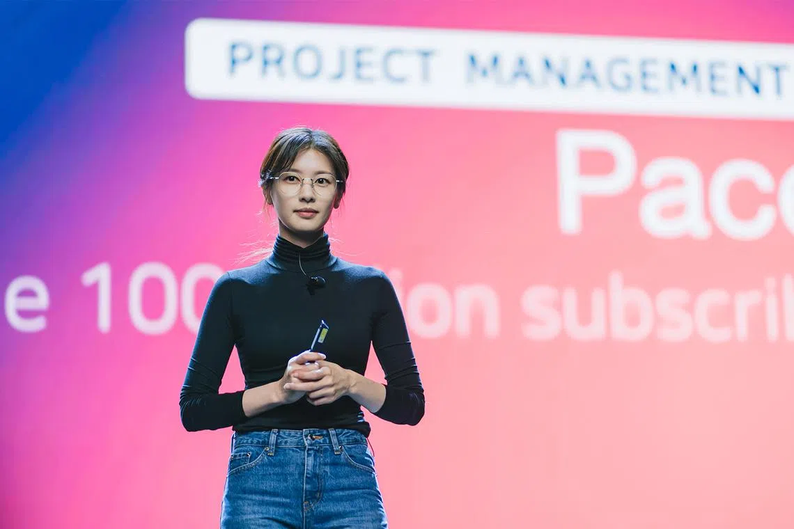 裴石榴虽然工作能力突出，却受到同事们的欺负，让她不堪心理压力而辞职。（取自tvN drama脸书）