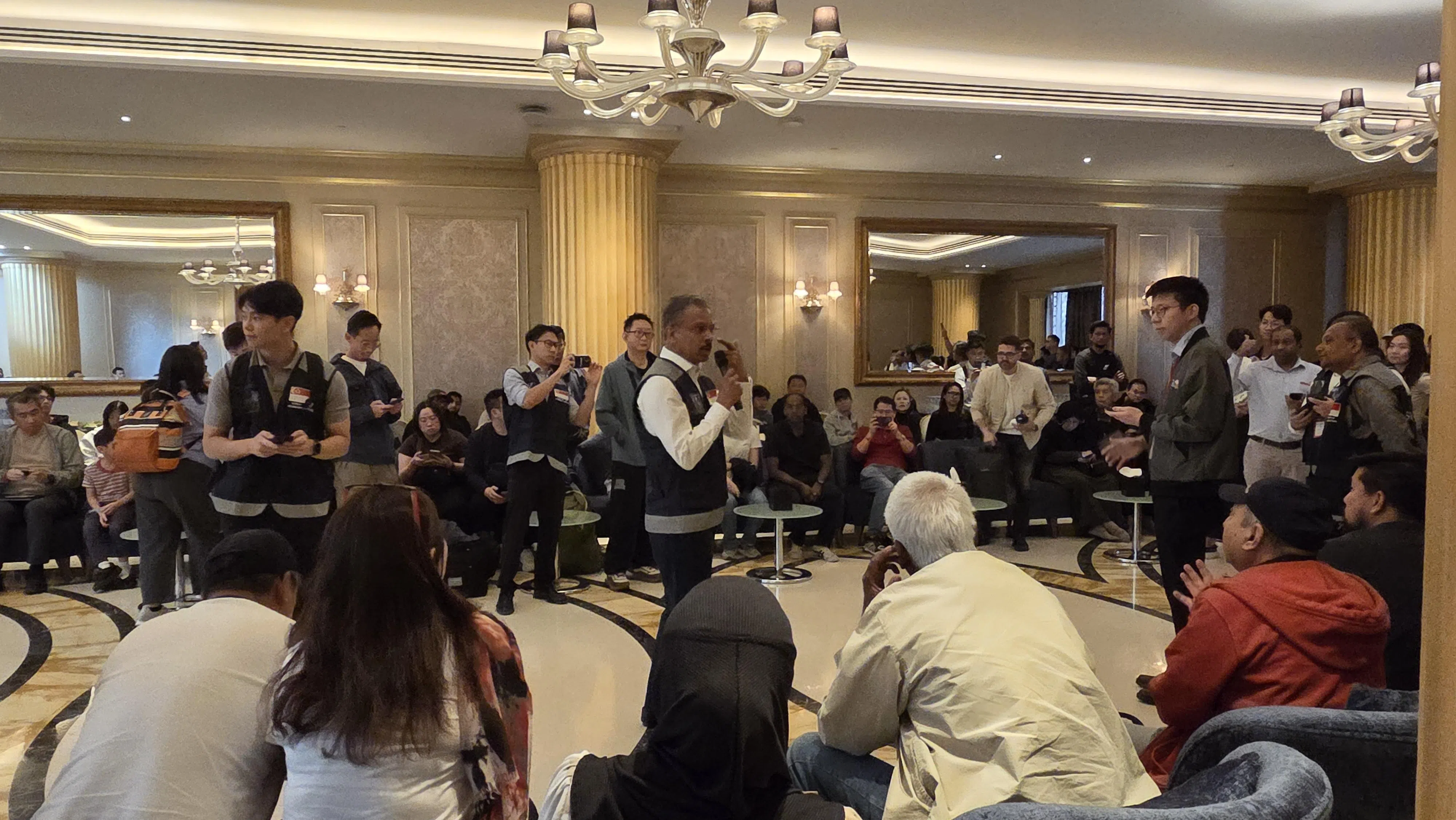 外交部官员在撤离行动开始前，为准备离开的国人讲解行程安排与相关注意事项。（受访者提供）