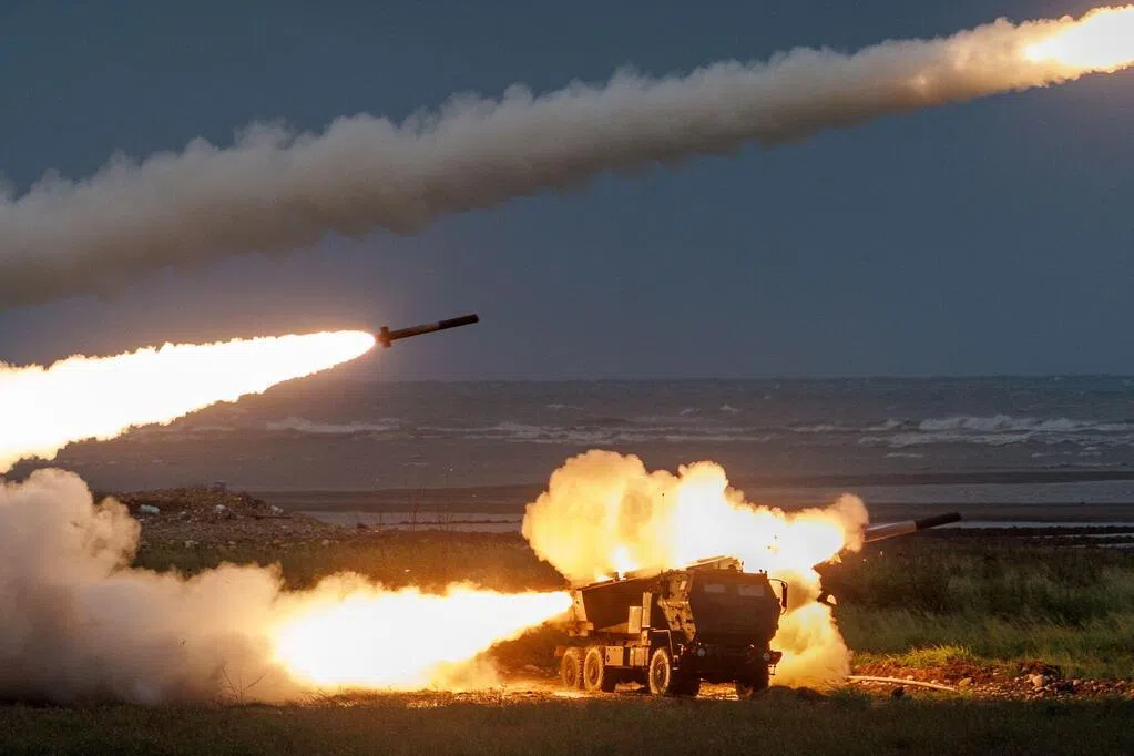 台湾军方首次在实际作战地境为新型“海马斯”（HIMARS）高机动性多管火箭系统进行实弹训练，模拟对进犯的中国大陆军队发起