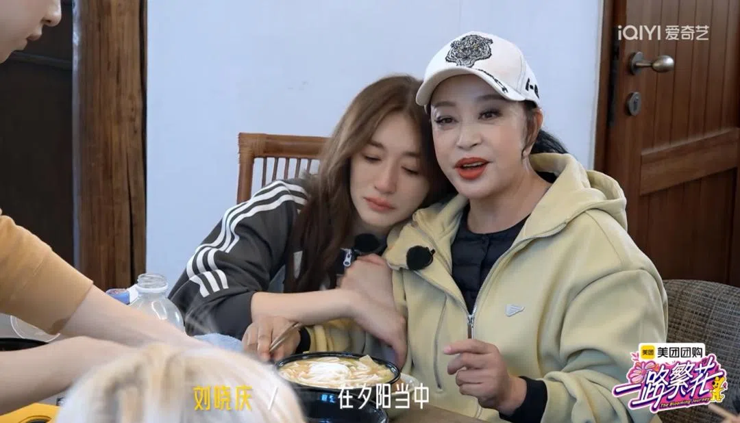 听完刘晓庆（右）说出她迟到的内情，李小冉主动抱住她，哭着道歉。（视频截图）