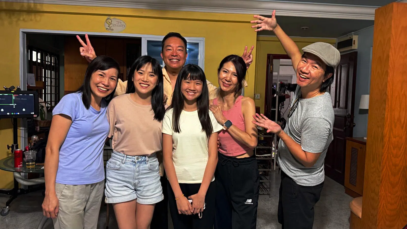 《旅行的意义》主创团队包括“妈妈”邓小柳（左起）、“小曼”吴思蕾、“小小曼”陈思瞳、“爸爸”陆伟杰（后排）及导演任锦添（右一）。（吴思蕾提供）