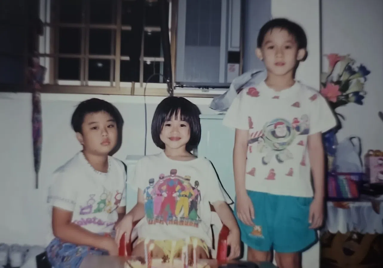 许瑞奇（右）是家中老二，他还有一个哥哥和妹妹。（许瑞奇提供）