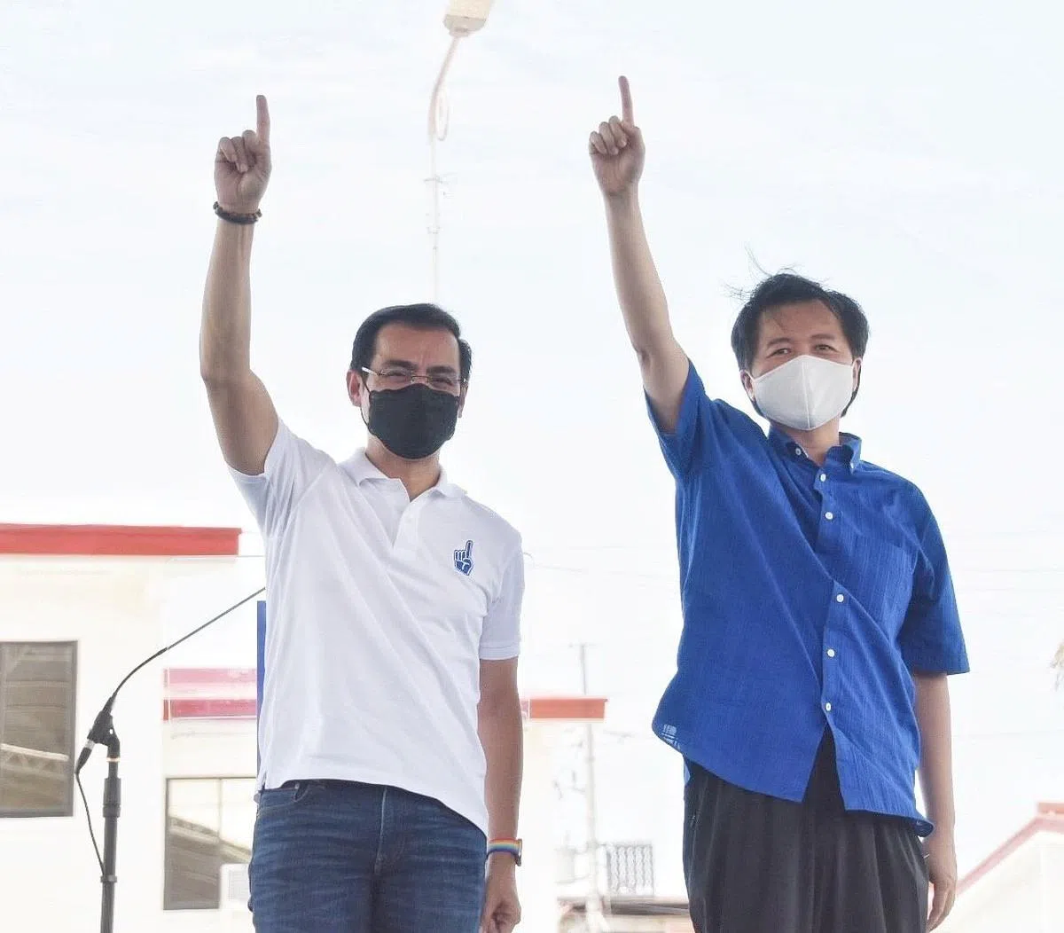 菲律宾首都马尼拉市长莫雷诺（左）宣布与菲律宾知名医生许伟利（右）角逐菲律宾正副总统职务。（路透社）