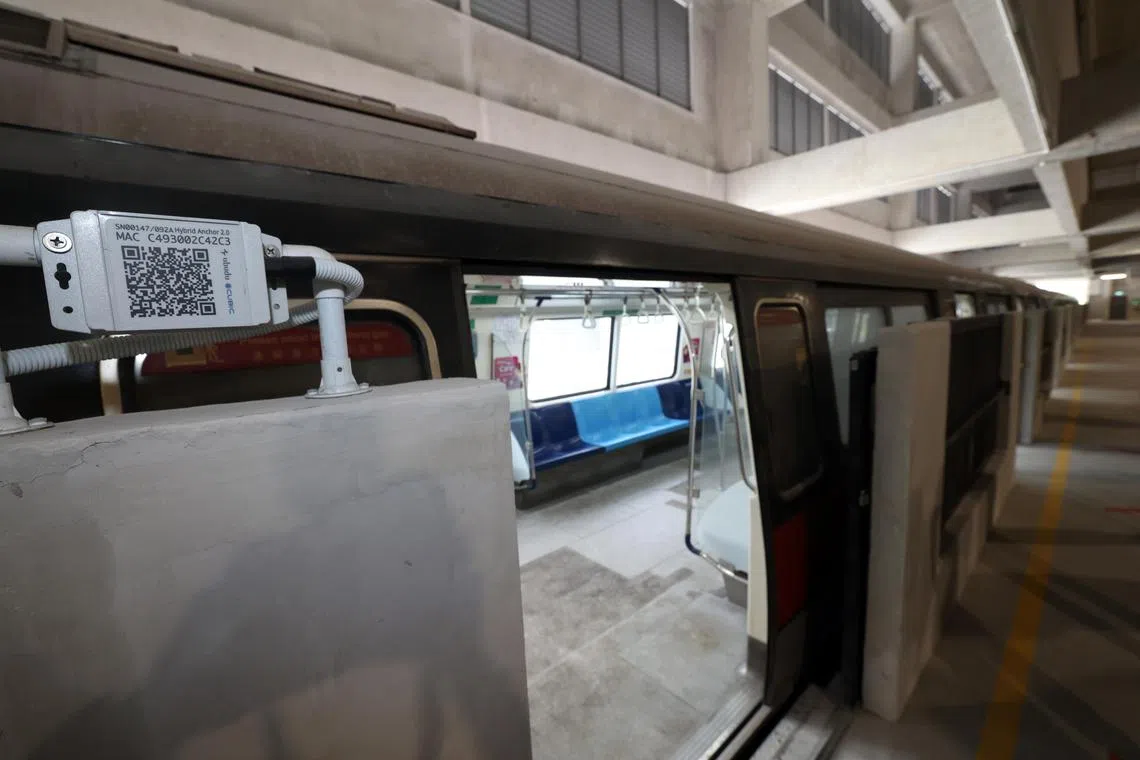 军训城里也有两个模拟地铁站，“月台”上还停着2023年才退役、能够正常通电、开关门的SMRT地铁列车。（邝启聪摄）