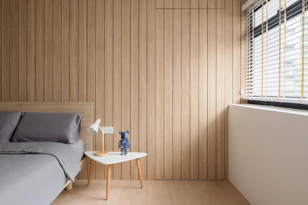 主卧的木板墙带来温馨静谧。