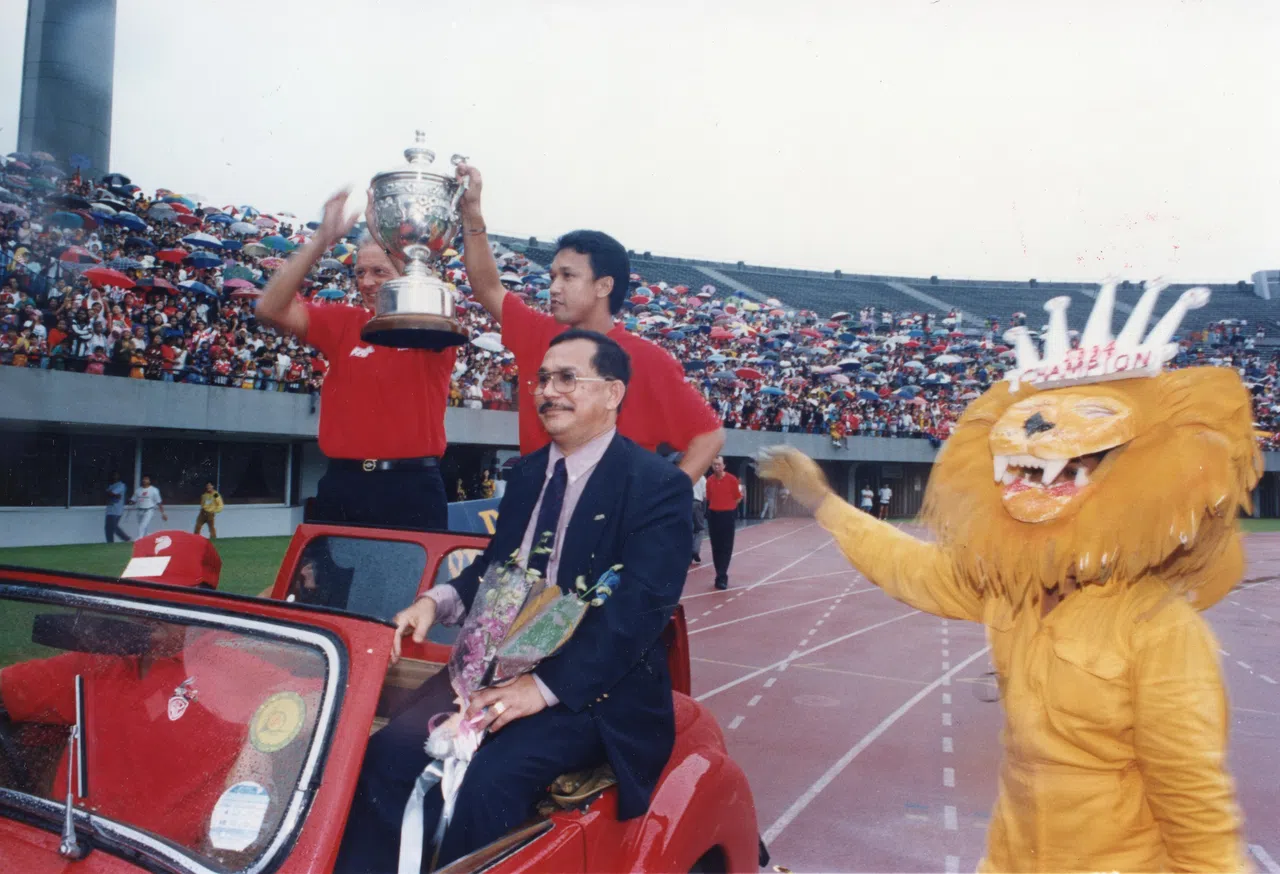 我国在1994年赢得马杯冠军，奥玛·伊布拉欣（穿西装者）是夺冠功臣之一。左为时任雄狮队主帅摩尔，中为队长范迪阿末。（档案照片）