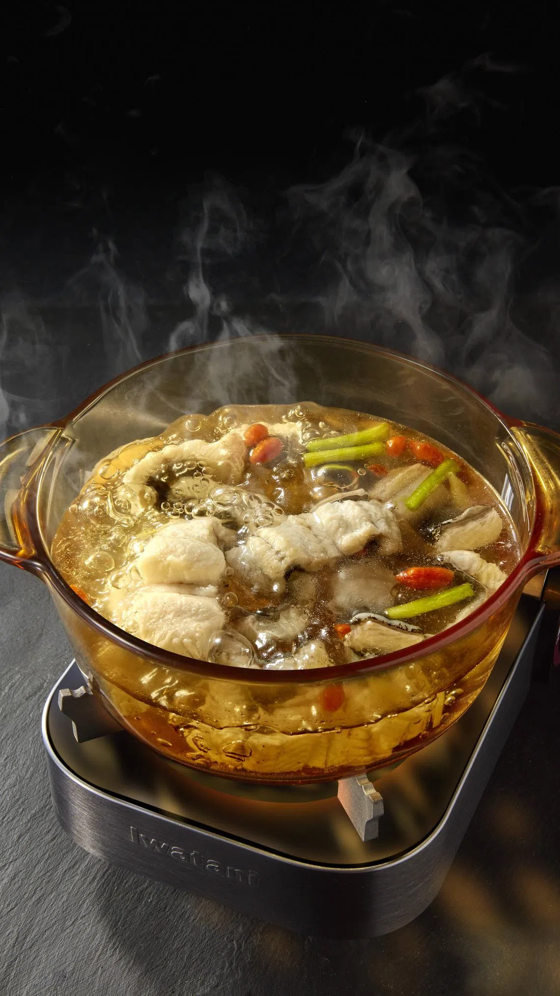 泉水煮活鳗，在食客面前烹煮，用料简单，让人吃出鳗鱼的鲜美。（餐馆提供）