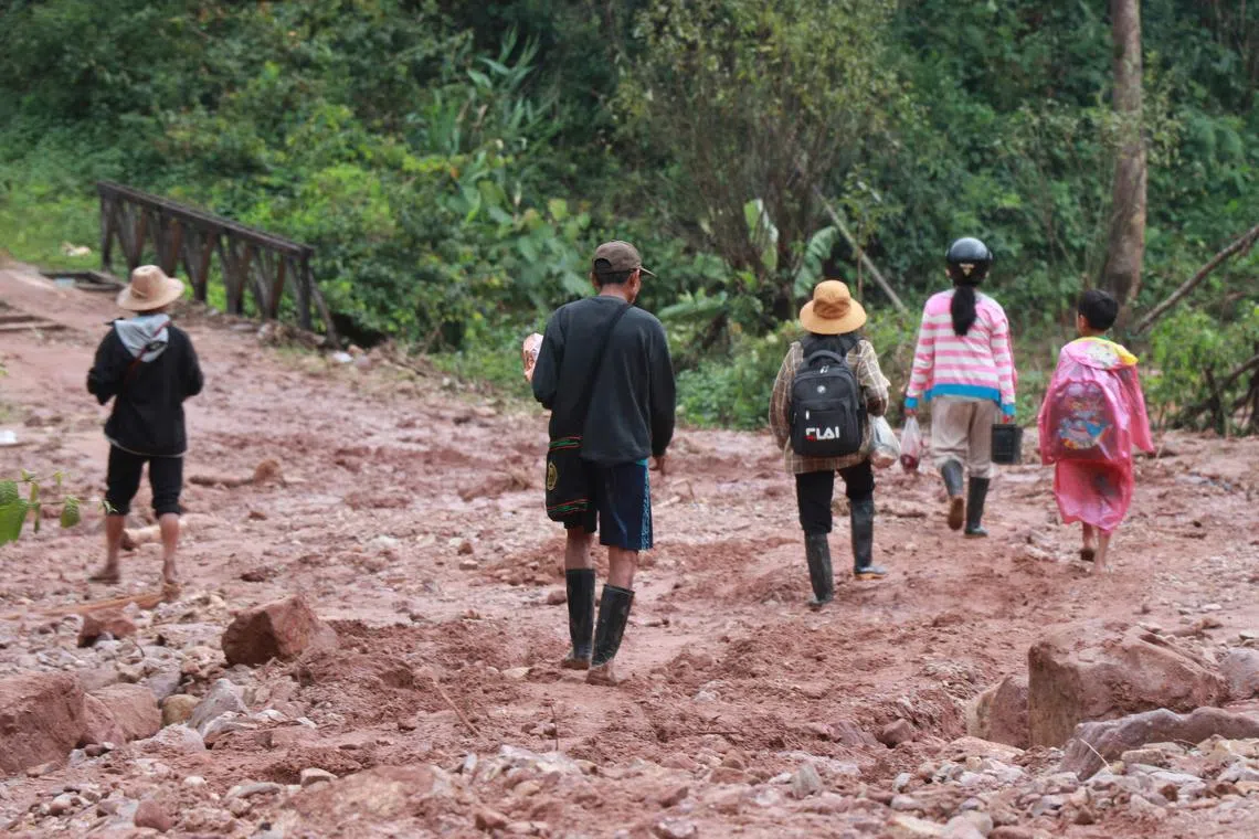 9月14日，克伦邦丹当吉（Than Daung Gyi）居民撤离洪水过后的灾区。缅甸因台风“摩羯”造成的死亡人数已上升至至少226人。（法新社）