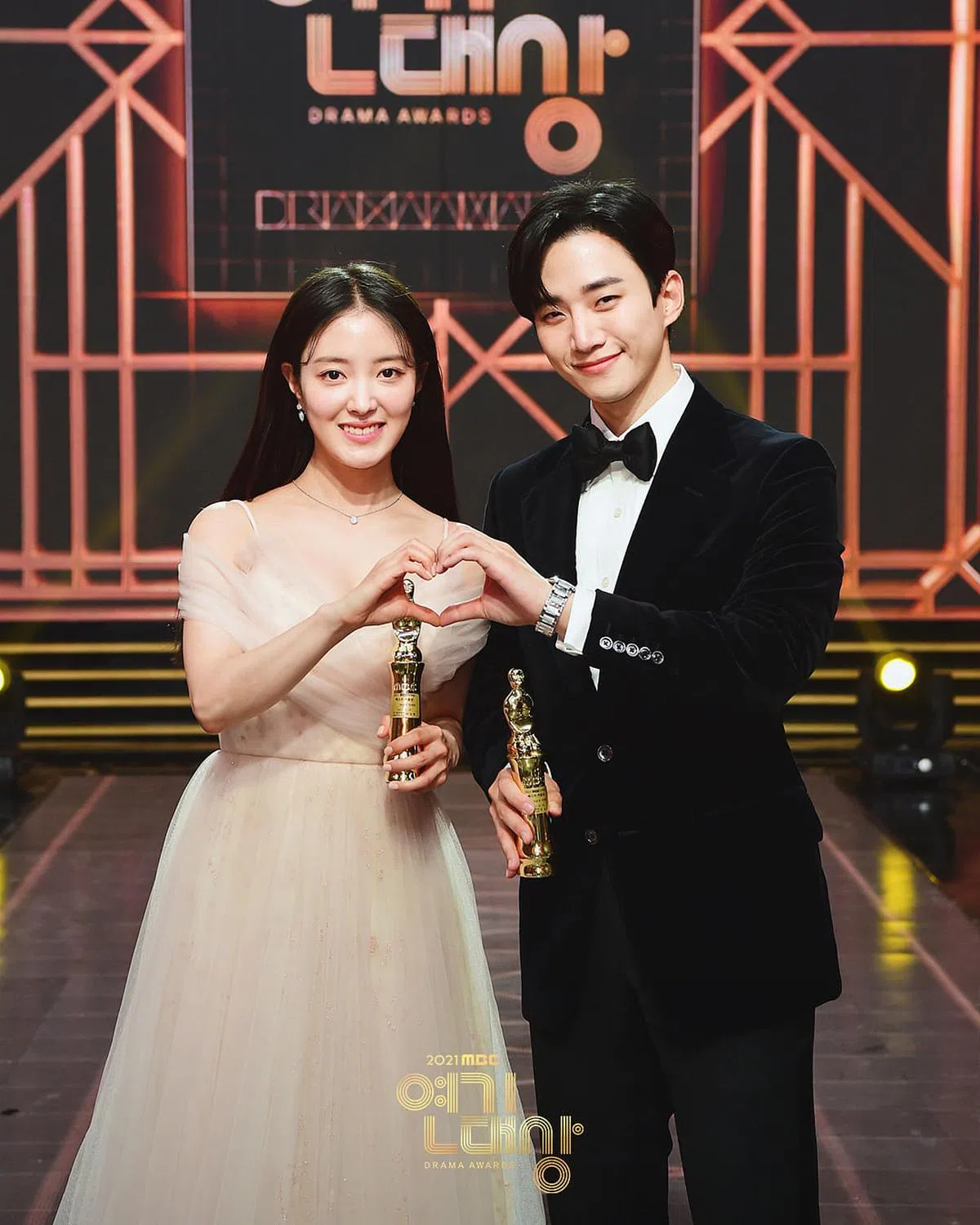 最佳情侣奖由《衣袖红镶边》的“祘德CP”-李俊昊和李世荣夺下。（图/面簿） 