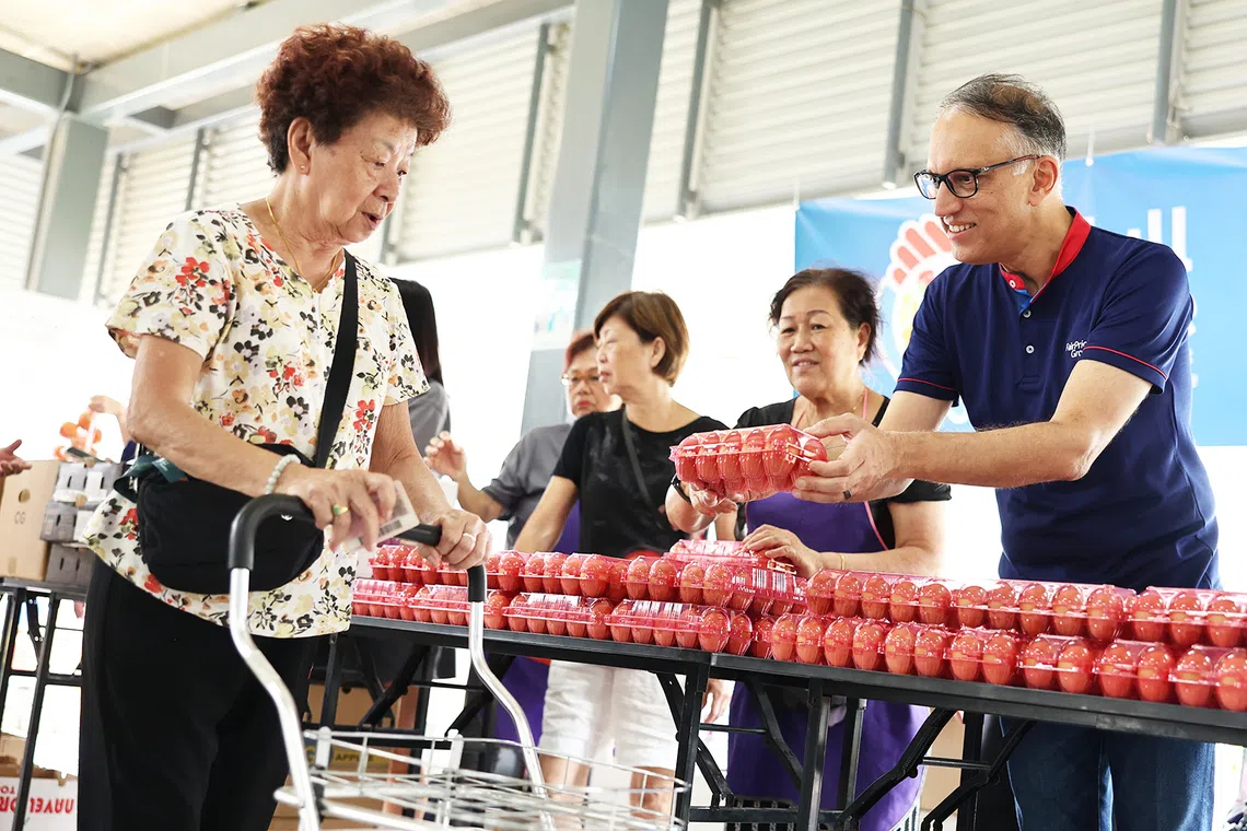 “平价大满盘”除了提供干粮，也提供新鲜食品，提高整体营养价值。（平价集团提供）