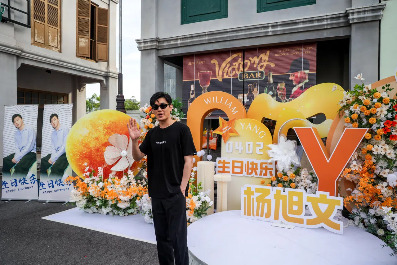 杨旭文将于4月2日迎来30岁生日，现场有粉丝为他庆生应援，准备餐点，并以横幅和花束布置现场。（叶振忠摄）