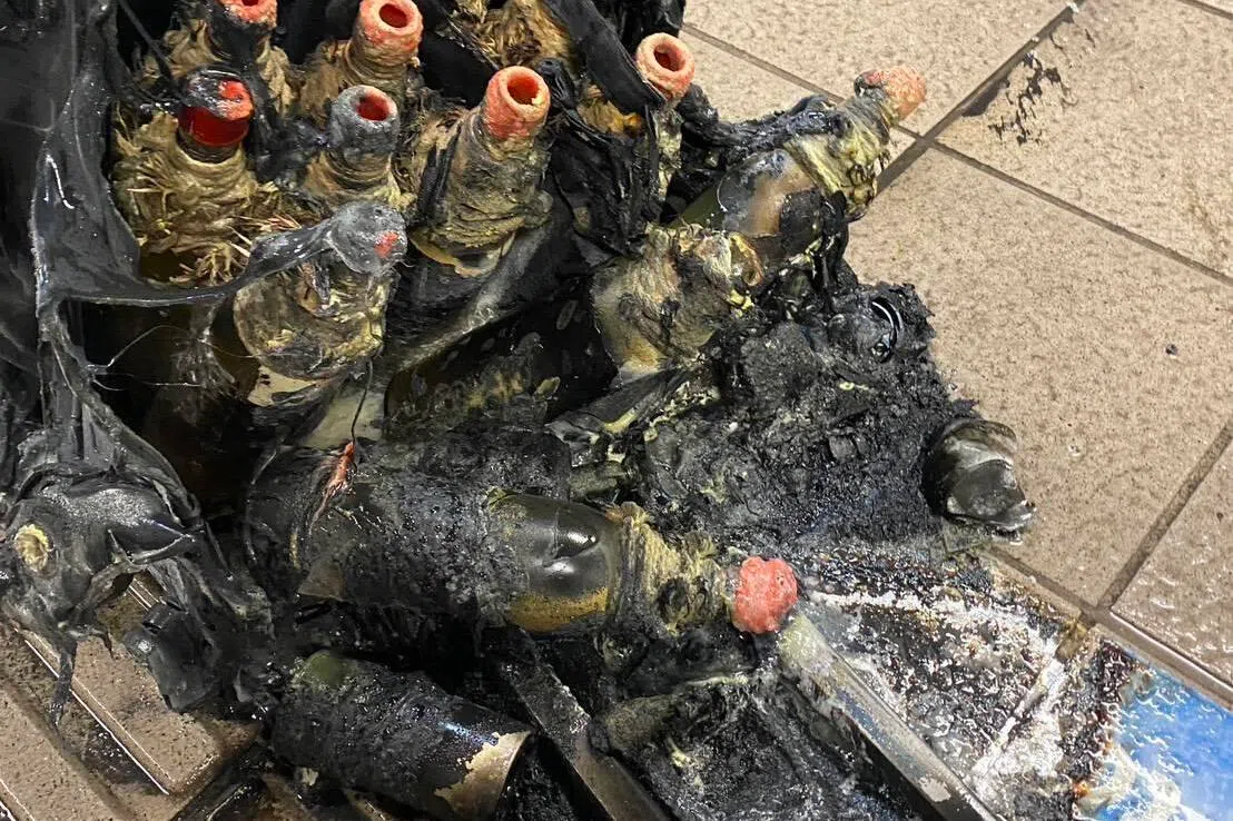 台北捷运星期五（12月19日）傍晚交通尖峰时段发生袭击事件，一名台湾男子在台北车站M8出口处丢掷烟雾弹，并刺伤一名尝试阻拦他施袭的男子。嫌犯据悉持有烟雾弹、汽油弹和刀械等物品。图为现场发现的汽油弹。（香港中通社）