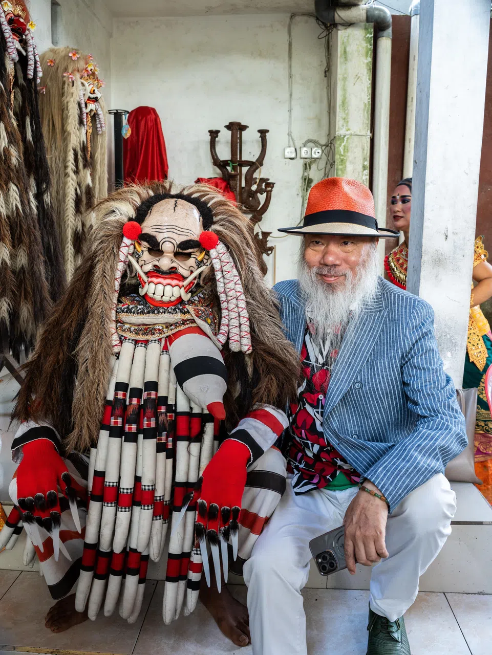 李津2025年到峇厘岛与宗教戏剧演员合影。（画廊提供）