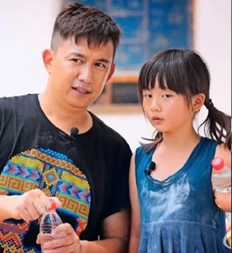 黄多多（右）小时候和爸爸黄磊一起参与《爸爸去哪儿》。（互联网）