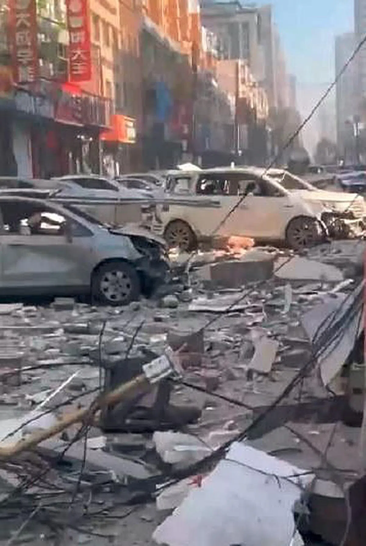 爆炸现场附近建筑、车辆等严重受损。（互联网）