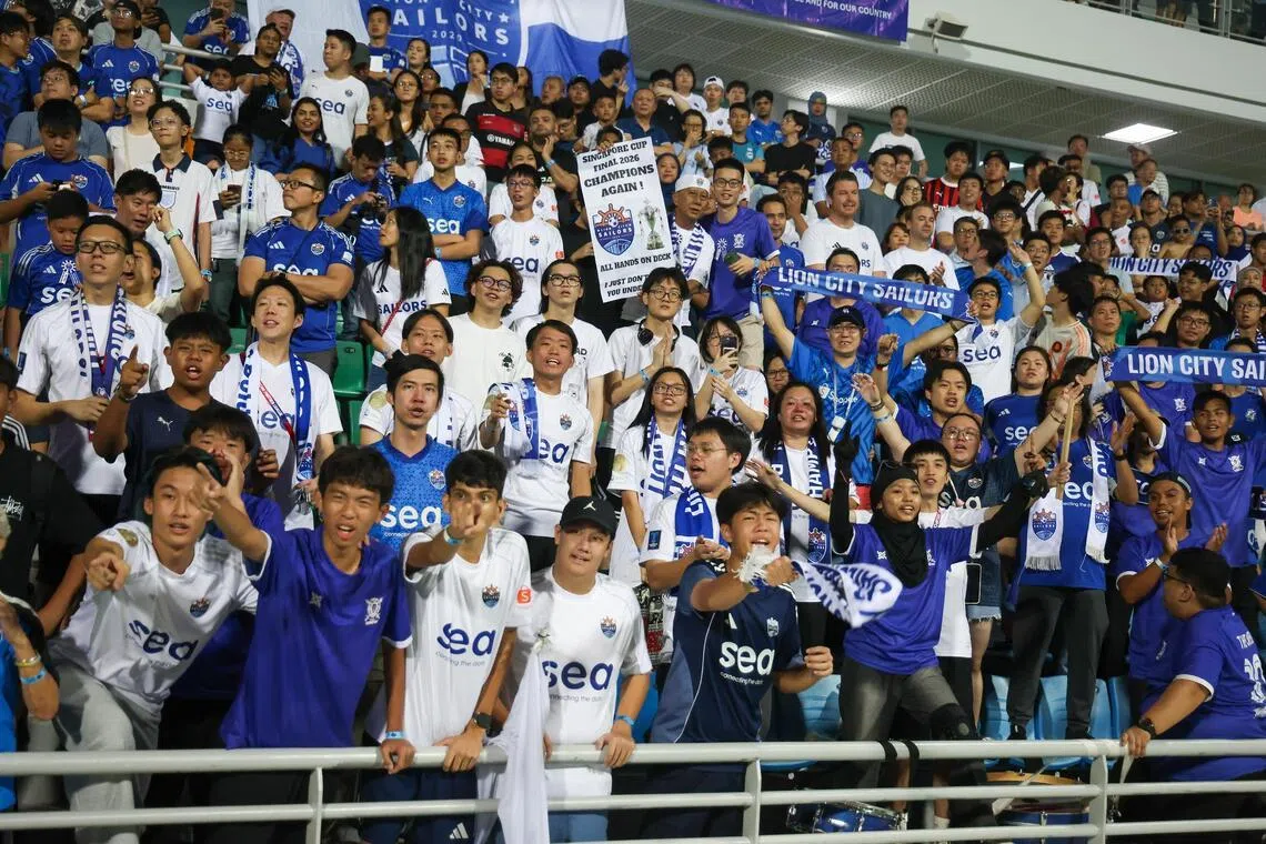 不少水手球迷到场观赛，让现场变成一片蓝色的海洋。（海峡时报）