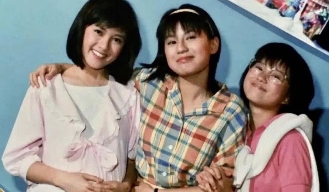 李丽珍（左一）当年在《开心鬼》电影里的甜美扮相。（互联网）