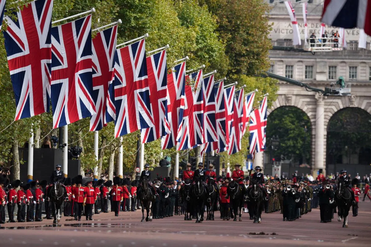 女王移灵队伍中的英国皇家卫队。（路透社） 