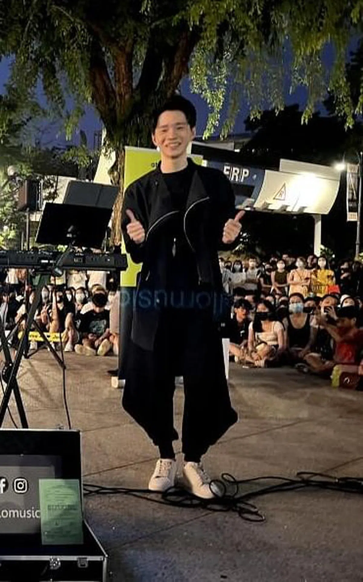 黄长俊在国泰大厦外的空地开唱。（网络照片）