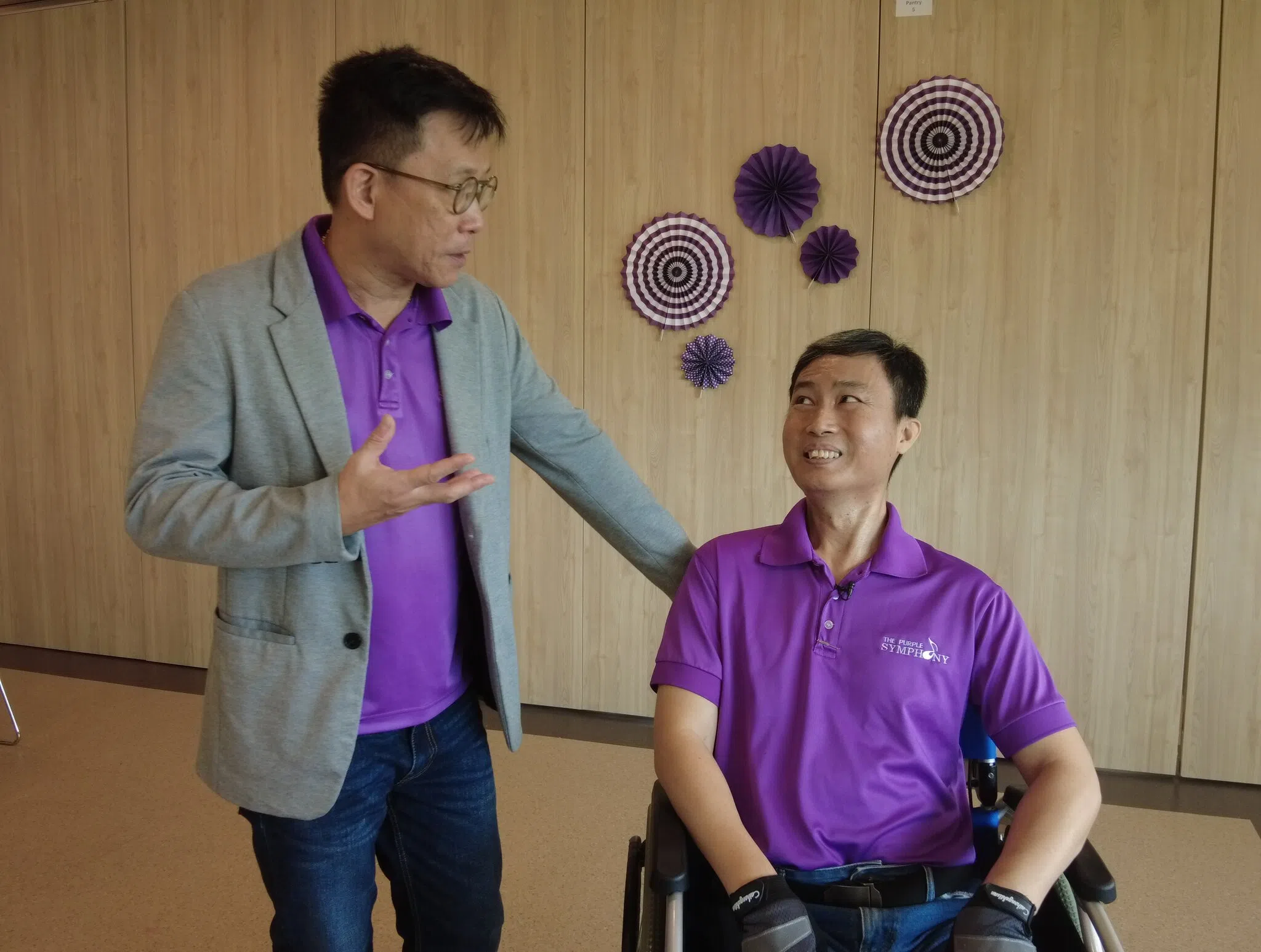 乐团音乐总监兼总指挥郭勇德（左）和笛子演奏家黄国玮（右）在乐团相知相处已近十年。（视频截图）